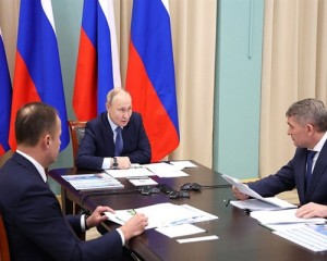 Putin, Çuvaşistan'ın sosyo-ekonomik gelişimi üzerine toplantı düzenledi
