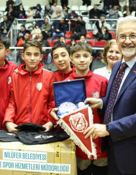 Nilüfer'deki 32 amatör spor kulübüne bir milyon 850 bin TL değerinde destek dağıtıldı