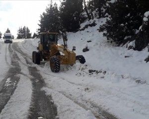 Antalya'da belediye ekipleri yoğun kar mesaisi yapıyor
