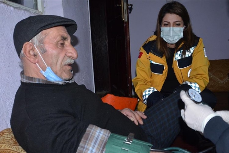 Hakkari'de yolu kardan kapanan köydeki kalp hastasının yardımına ekipler yetişti