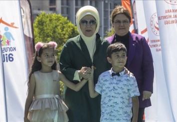 Emine Erdoğan: Tüm vatandaşlarımızı, bir çocuğumuzun elinden tutmaya davet ediyorum