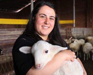 Öğretmenlik eğitimi alan genç kadın çiftçilik ve hayvancılığı seçti
