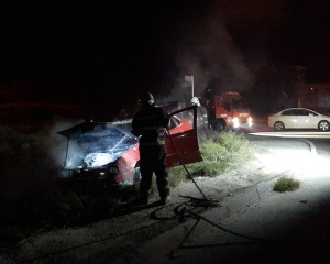 Çorum'da kaza yaptıktan sonra alev alan otomobildeki yangını itfaiye ekipleri söndürdü