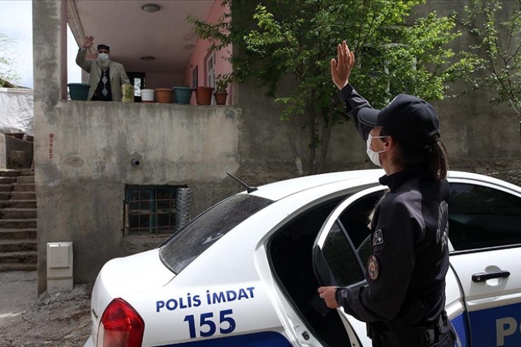 Muş'ta polisler 'tam kapanma' sürecinde yaşlılara devletin şefkatli elini uzatıyor