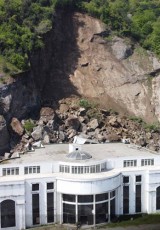 Samsun'da heyelan nedeniyle iki katlı bina zarar gördü