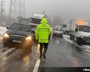 Ankara-Zonguldak kara yolunda kar yağışı nedeniyle ulaşım aksıyor