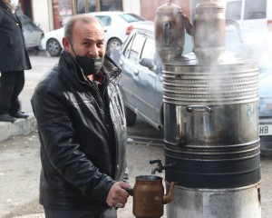 Pandemide sokağa kurduğu dev semaverle müşterilere paket çay servisi yapıyor