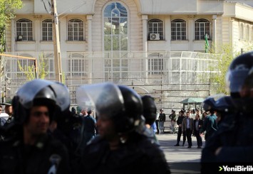 İran'da 10 katlı iş merkezinin çökmesiyle başlayan gösteriler şiddete dönüştü