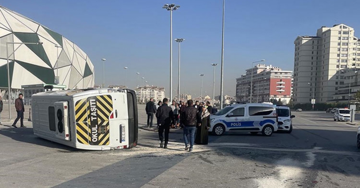 Konya'da öğrenci servisi ile otomobilin çarpıştı