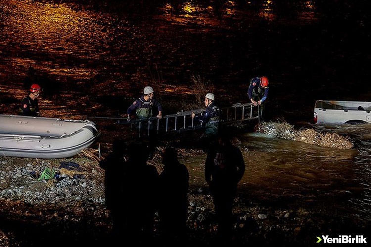 Antalya'da heyelan sonucu çaya sürüklenen araçta mahsur kalan 3 kişi kurtarıldı