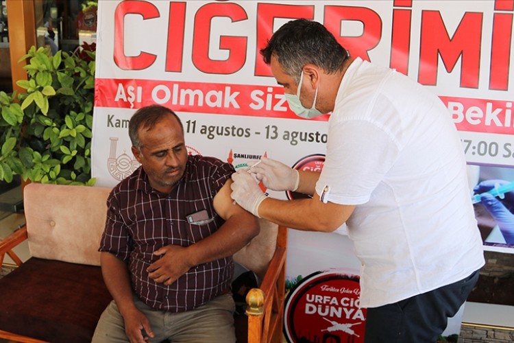 Şanlıurfa'da bir restoranda Kovid-19 aşısı olanlara ciğer kebabı ikram ediliyor