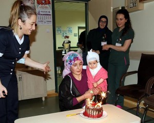 Minik Songül'e İlk Yaşında Hastanede Doğum Günü Sürprizi