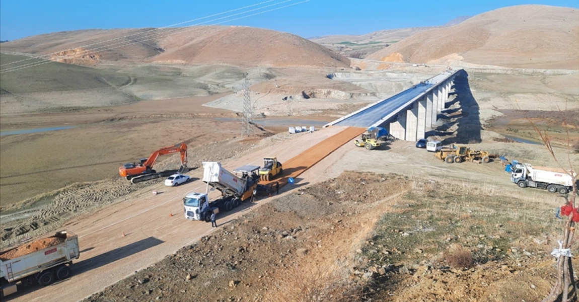 Tunceli'de 4 ilçenin ulaşımı kolaylaştıracak Singeç Köprüsü'nde sona gelindi