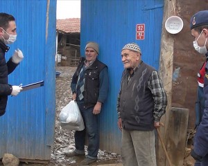 Ellerinde poşetlerle köy köy gezip 'hayır duası' alıyorlar