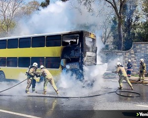 Beyoğlu'nda çift katlı İETT otobüsünde çıkan yangın söndürüldü