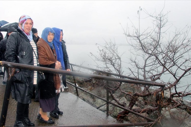 Zonguldak'ta batan geminin kayıp 7 personelinin yakınları bekleyişlerini sürdürüyor