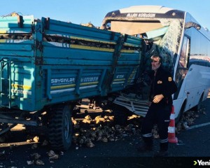 Kütahya'da işçi servisi ile traktörün çarpıştığı kazada 22 kişi yaralandı