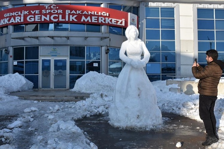 Hakkarili ressam 'kardan kadın heykeli' yaptı