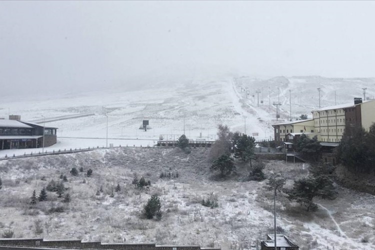 Erciyes Kayak Merkezi'ne kar yağdı