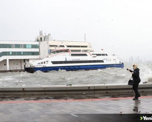 İzmir'de fırtına nedeniyle vapur ve tren seferlerinde aksama yaşanıyor