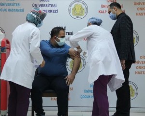 Çin menşeli Kovid-19 aşısı Diyarbakır'da gönüllülere uygulanıyor