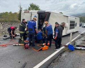 Bartın'da yolcu otobüsü ile otomobilin çarpıştığı kazada 3 kişi öldü