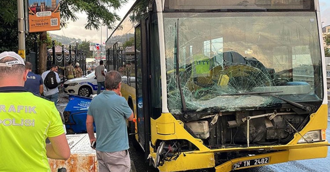 Üsküdar'da kaza yapan İETT otobüsünde hasar oluştu
