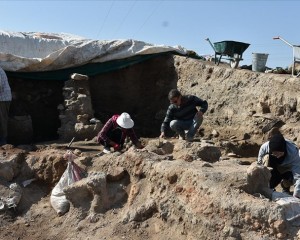Üçhöyük kazısında mutfak kapları, bakır ve demir işçiliği malzemeleri bulundu