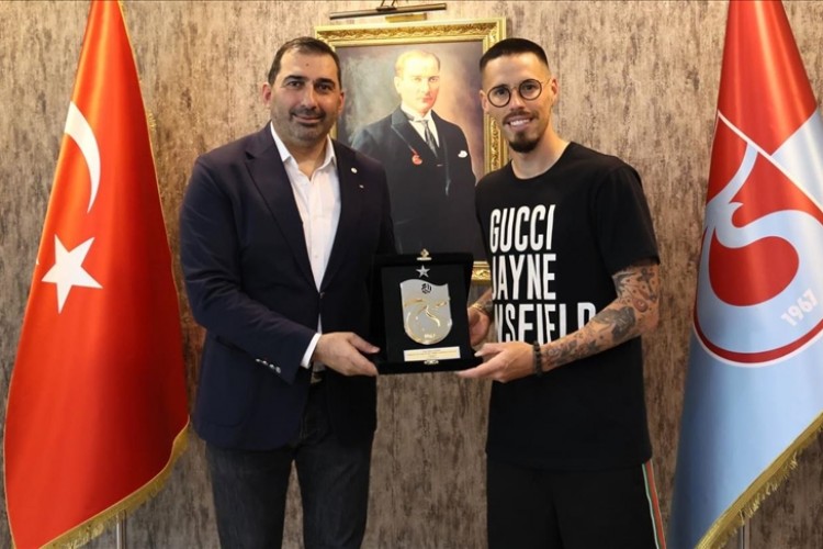 Trabzonspor'dan, futbolu bırakan Marek Hamsik'e teşekkür plaketi