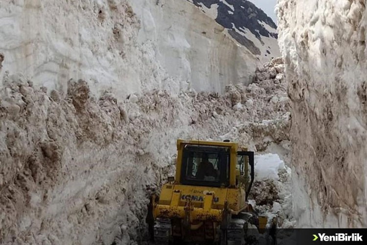 Hakkari'nin yüksek kesimlerinde karla mücadele çalışmaları mayısın son günlerinde de sürüyor
