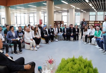 Cumhurbaşkanı Erdoğan, kütüphane açılışı sonrası gençlerle bir araya geldi