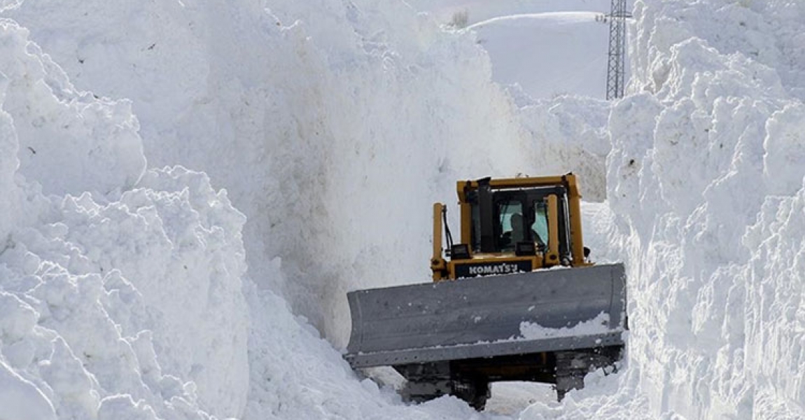 'Kar kaplanları' 10 metrelik karla mücadele ediyor