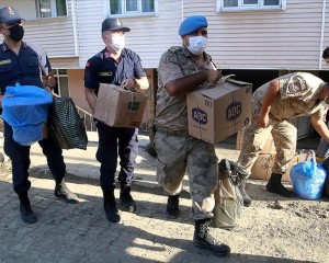 Sel bölgesindeki askerler vatandaşların eşyalarının taşınmasına da yardım ediyor