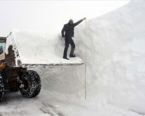 Muş'ta "kar kaplanları" yolları açmak için metrelerce karla mücadele ediyor