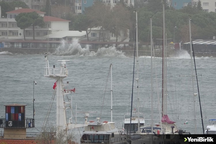 Çanakkale Boğazı'ndaki fırtına deniz ulaşımını olumsuz etkiliyor