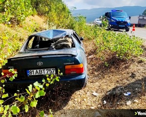 Karabük'te yol kenarındaki ağaca çarpan otomobilde 3 kişi yaralandı