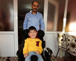 Serebral palsi hastası minik Ömer yaşıtlarıyla oynayabilmenin hayalini kuruyor