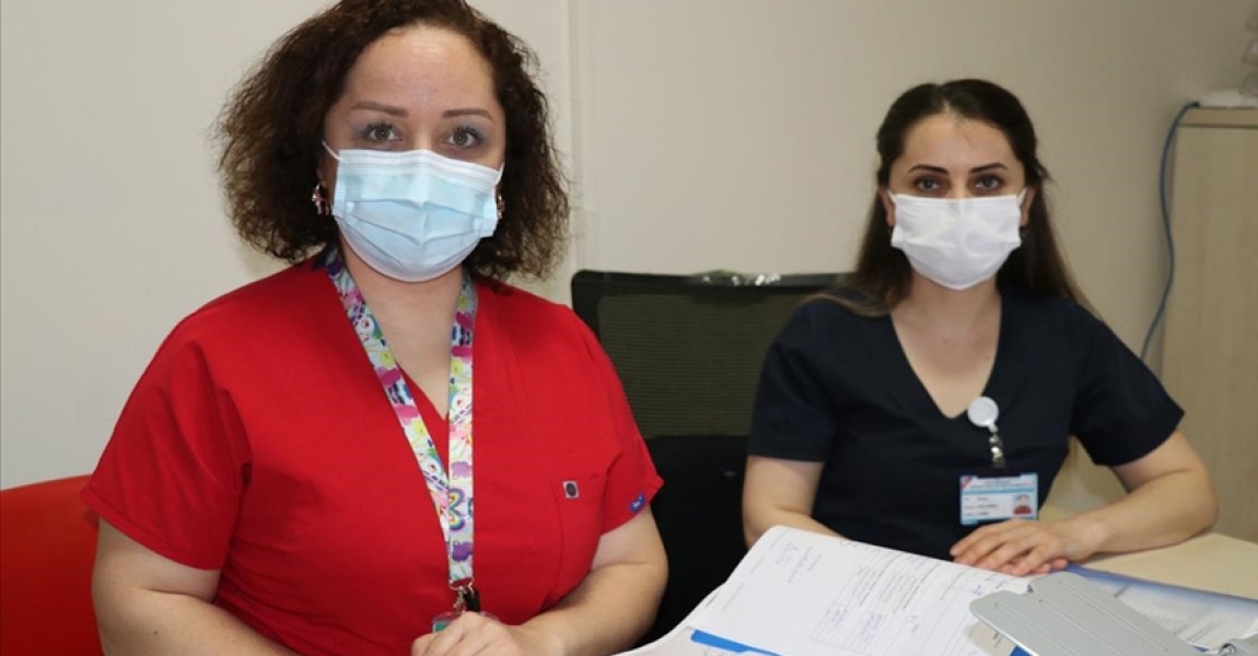 Koronavirüsle mücadele eden kadın sağlık çalışanları hem evde hem işte mesai harcıyor