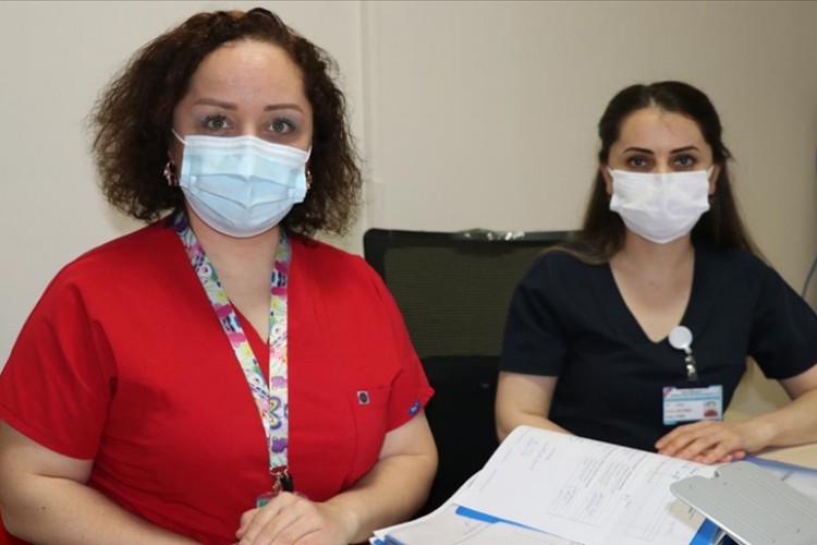 Koronavirüsle mücadele eden kadın sağlık çalışanları hem evde hem işte mesai harcıyor