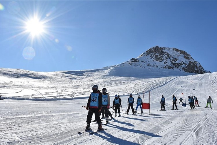 Hakkari'de kayak sezonu açıldı