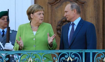 Putin İle Merkel Telefonda Görüştü