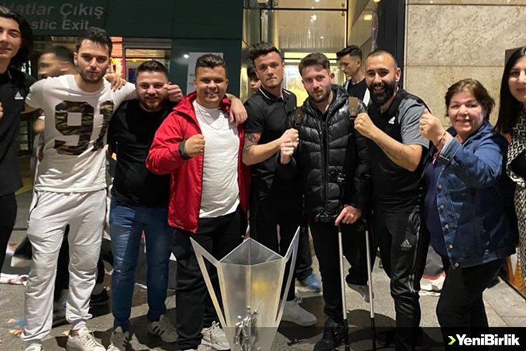 Ampute Futbol Şampiyonlar Ligi şampiyonu Etimesgut Belediyespor, Ankara'da coşkuyla karşılandı