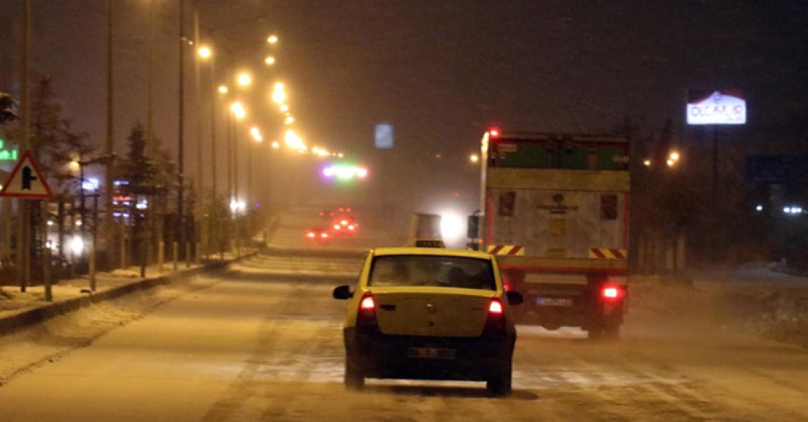 Ağrı-Erzurum kara yolu yoğun kar ve tipi nedeniyle tır geçişine kapatıldı