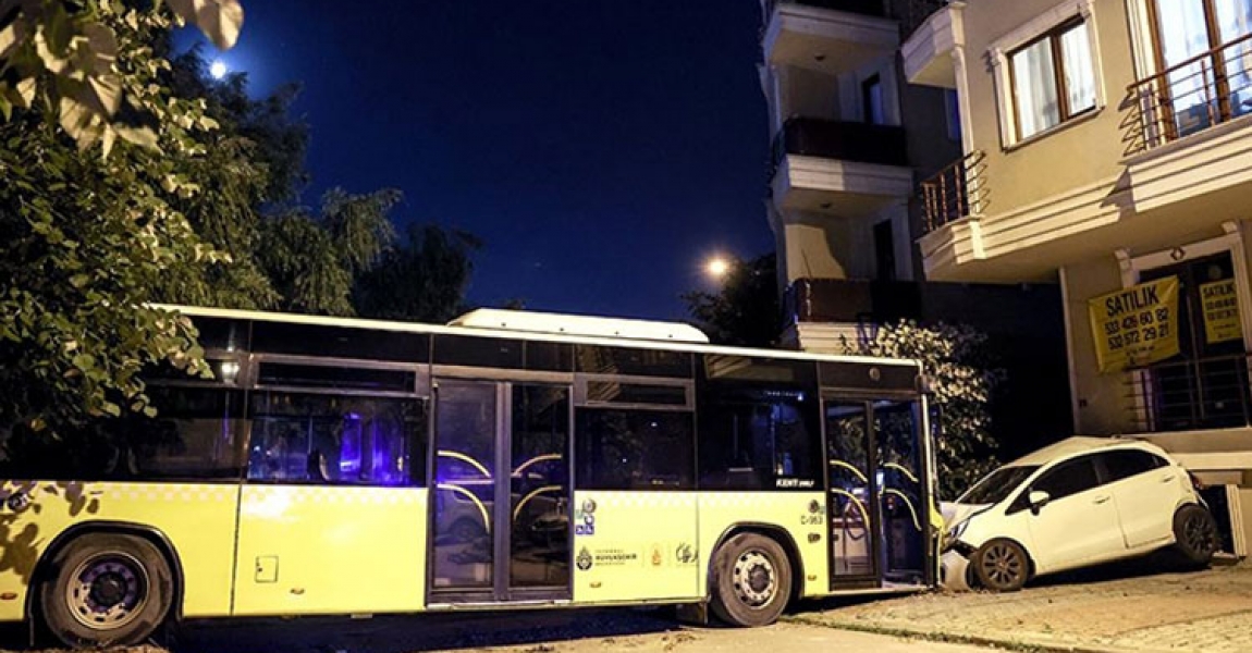 Sancaktepe'de yıkamaya götürülen İETT otobüsü kontrolden çıkarak otomobile çarptı