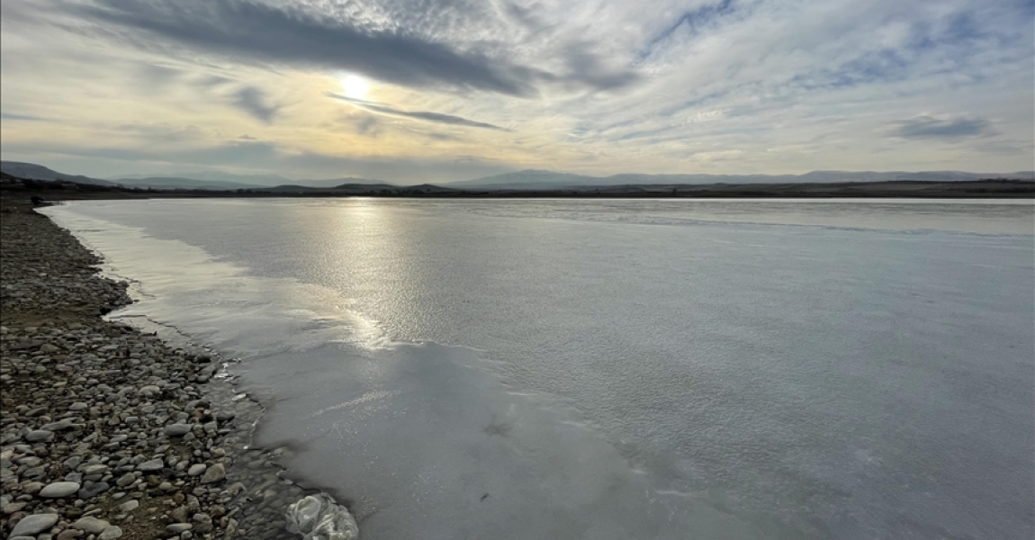 Elazığ'da Cip Baraj Gölü kısmen buz tuttu