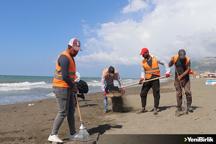 Hatay sahillerinde Suriye kaynaklı petrol sızıntısı temizliği sürüyor