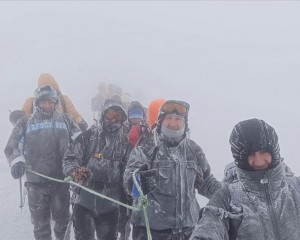 Ağrı Dağı'nda zirve tırmanışı yaparken kaybolan 5 sporcuyu dağcılar kurtardı