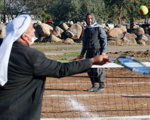 Şanlıurfa'da tenisle tanışan köylüler kendi imkanlarıyla yaptıkları kortta raket sallıyor