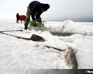 Çıldır Gölü'nde balıkçılar buz altındaki son ağlarını çekiyor