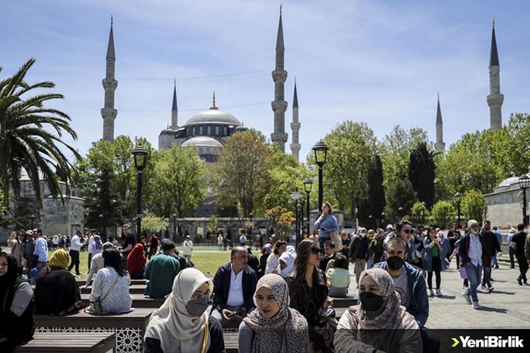 İstanbul'un cazibe mekanlarında haftanın son günü turist yoğunluğu